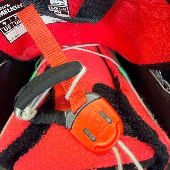 Women’s Burton limelite BOA snowboard
Boot size 9 great condition - Picture 3 of 8